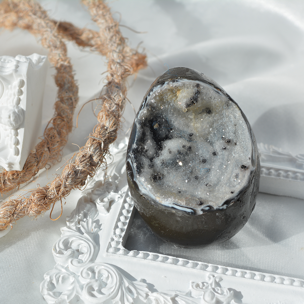 Ahat druzy egg