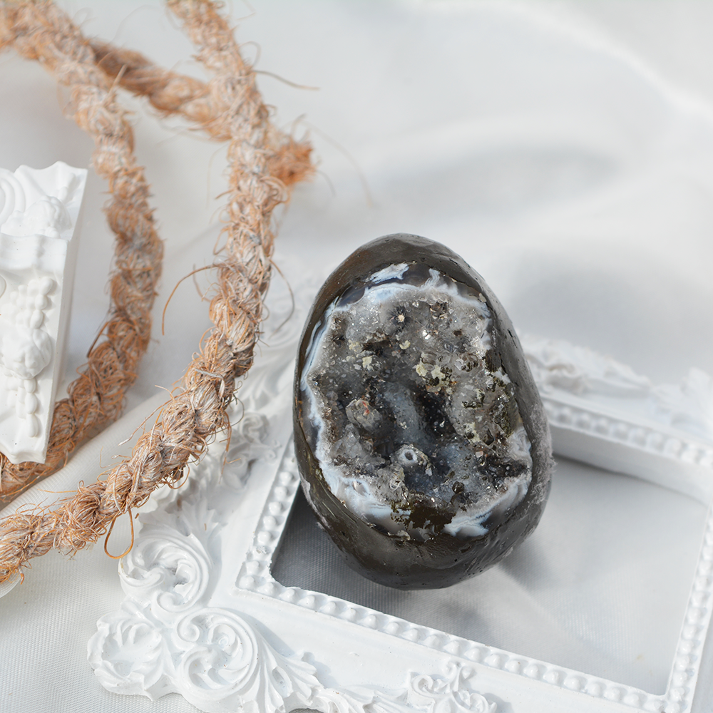 Ahat druzy egg