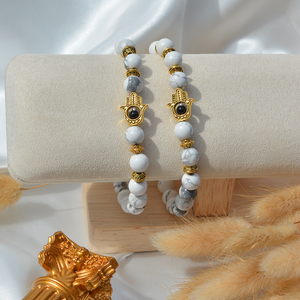Howlite in hamsa hand zapestnica